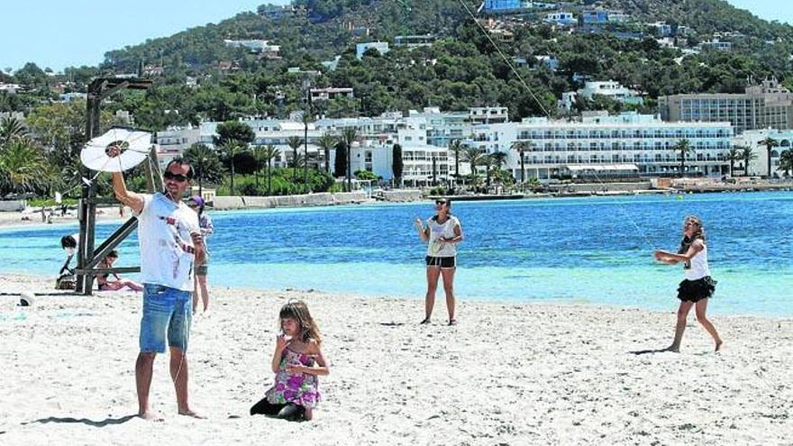 Taller de cometas en la playa de Talamanca durante la Semana Japonesa.