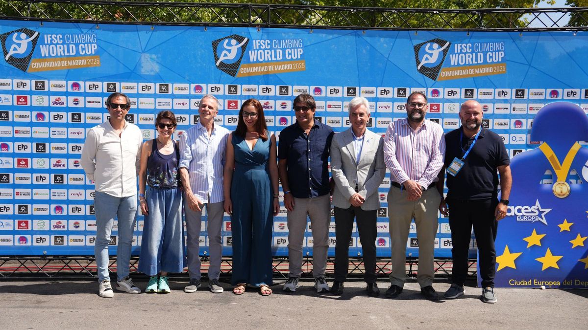 Nicolás Llanos, director comercial de Grandes Cuentas en Prensa Ibérica; Elena Trevisan; Marco Scolaris, presidente de la IFSC; Marta Martín, alcaldesa en funciones de Alcobendas; Joan Bernat, presidente de la Fedme; Jesús Tortosa, concejal de Deportes del Ayuntamiento de Alcobendas; Armando Huerta, director de El Periódico de España, y Alex Bescós, director de Marketing y Desarrollo de Negocio de Sport.
