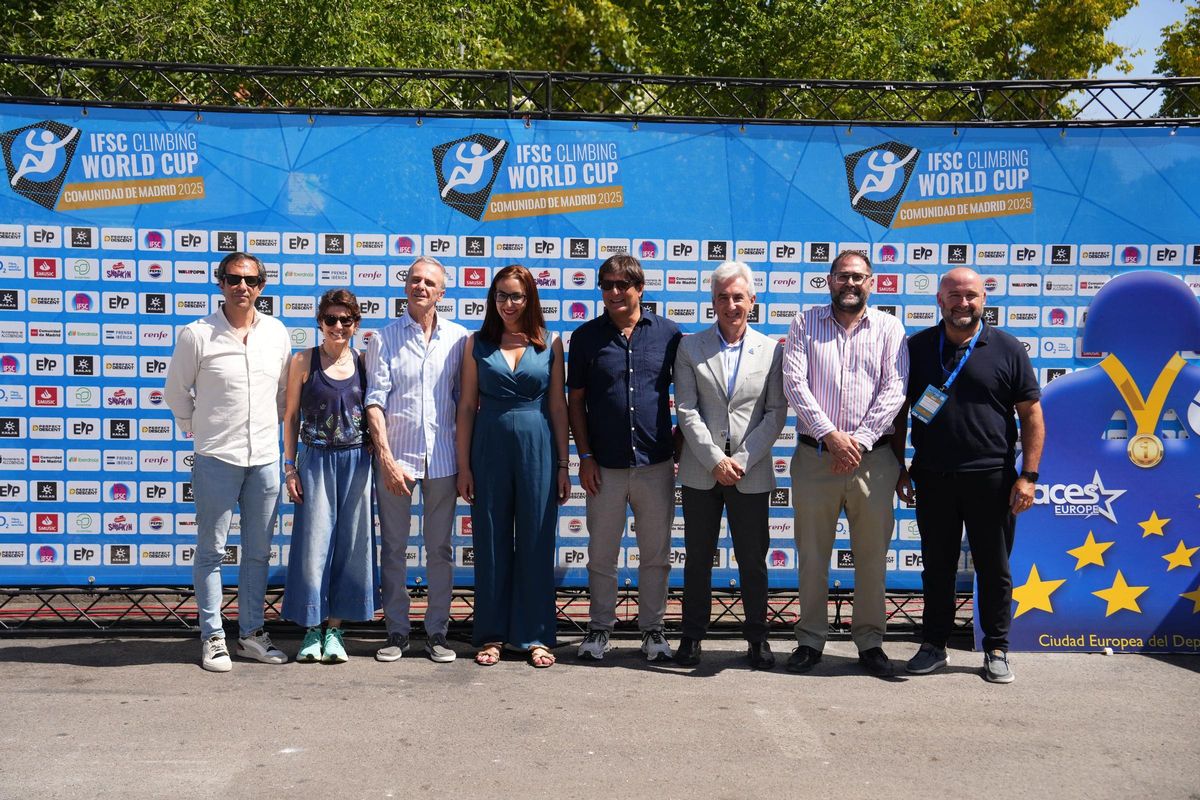 Nicolás Llanos, director comercial de Grandes Cuentas en Prensa Ibérica; Elena Trevisan; Marco Scolaris, presidente de la IFSC; Marta Martín, alcaldesa en funciones de Alcobendas; Joan Bernat, presidente de la Fedme; Jesús Tortosa, concejal de Deportes del Ayuntamiento de Alcobendas; Armando Huerta, director de El Periódico de España, y Alex Bescós, director de Marketing y Desarrollo de Negocio de Sport.