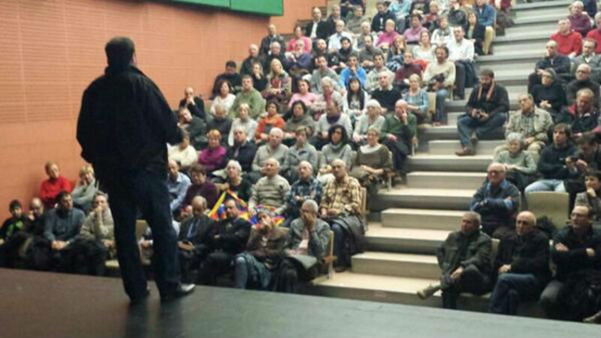 Junqueras (de espaldas) en el acto de este jueves acto de ERC celebrado en el Ateneo de Torrelles de Llobregat .