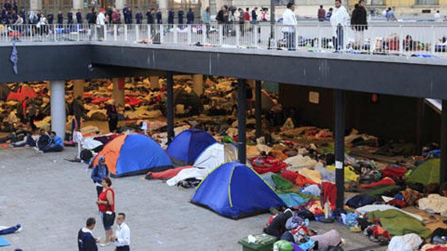 Refugiados acampados y hacinados en la estación de tren de Budapest. Foto: Bernadett Szabo