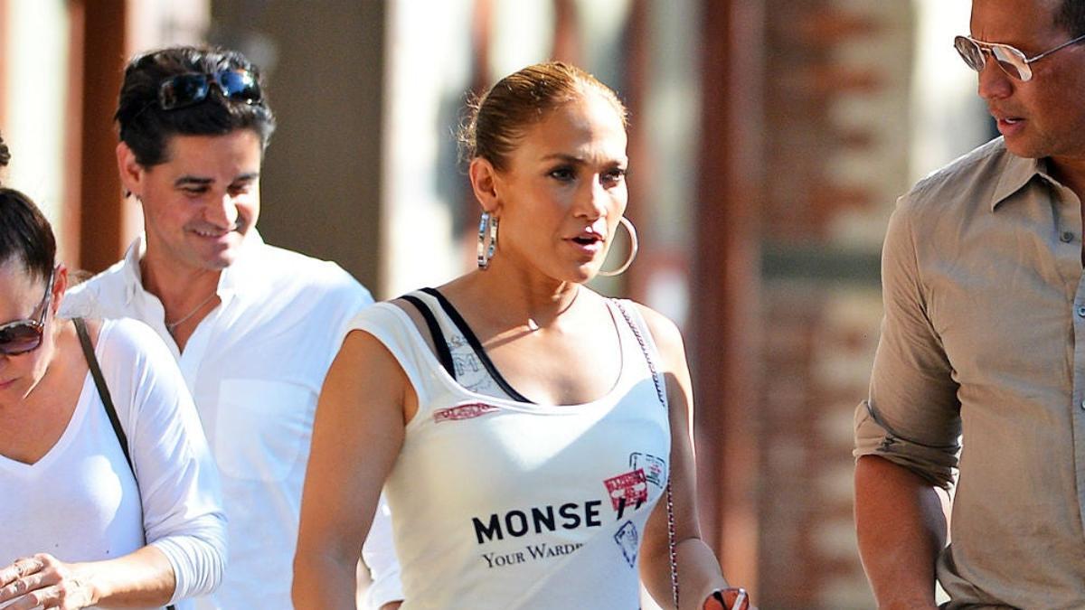 Jennifer López con vestido de la firma Monse por las calles de Nueva York