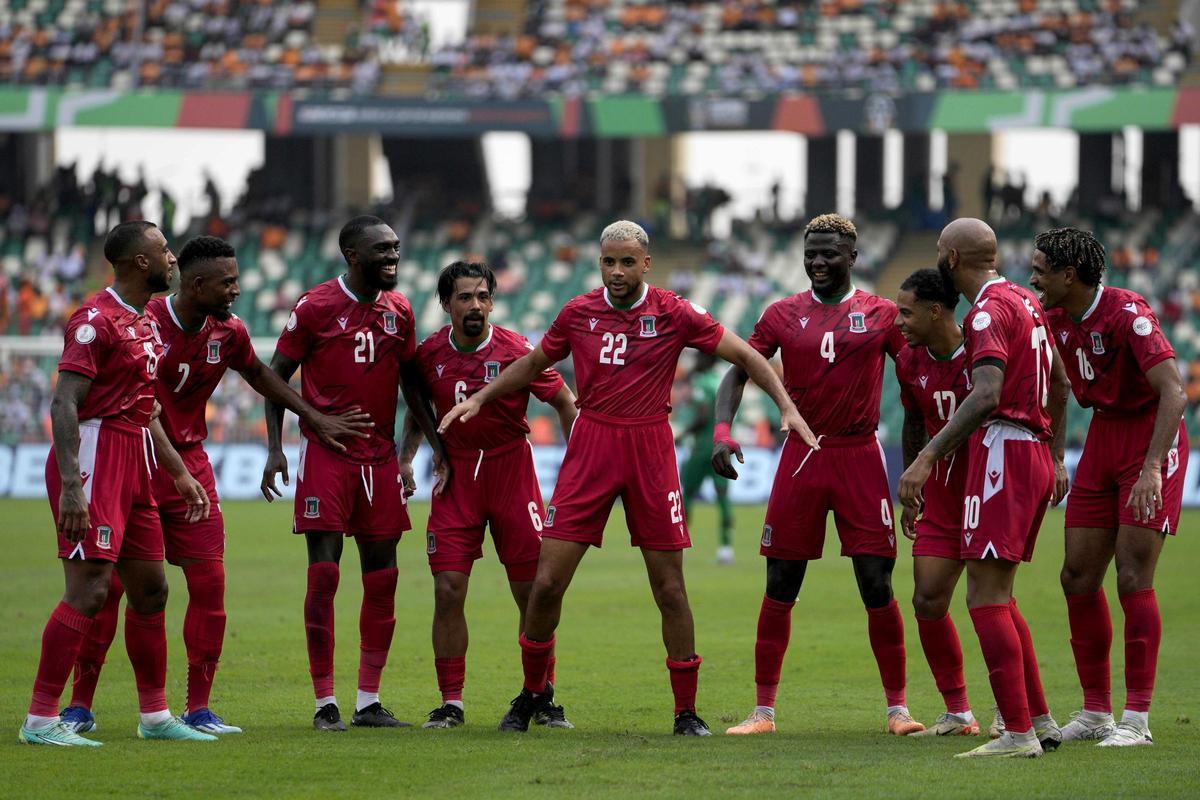 Los jugadores de la selección de Guinea Ecuatorial celebran la clasificación para octavos de la Copa África.