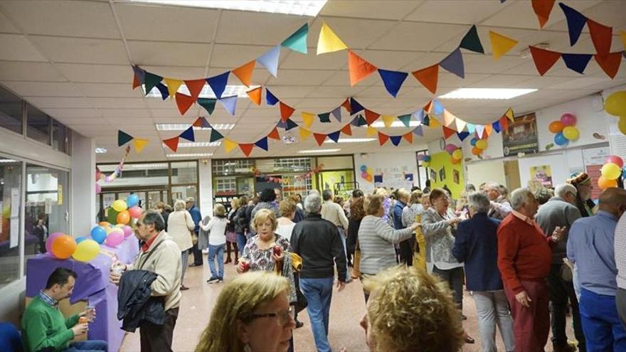 El guateque del centro cívico la Fuensanta reúne a 300 mayores