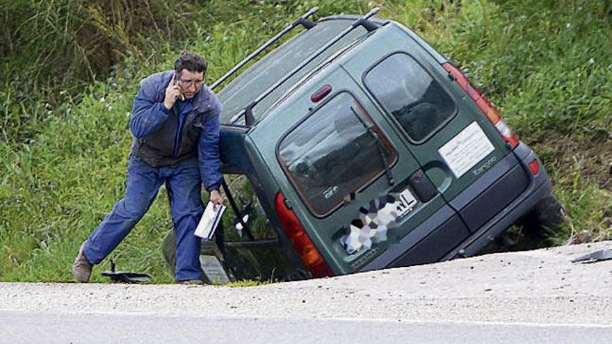 El coche que se salió de la calzada entre O Pino y Bora. // G. Santos