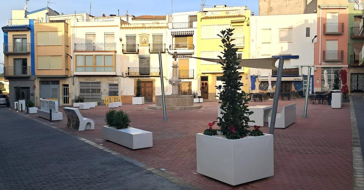 Aspecto de la renovada Plaça Raval en Traiguera.