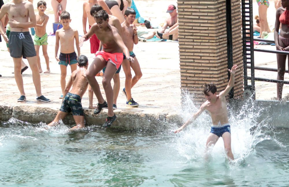 Los bañistas acuden al Assut d'Antella aunque el baño está prohibido