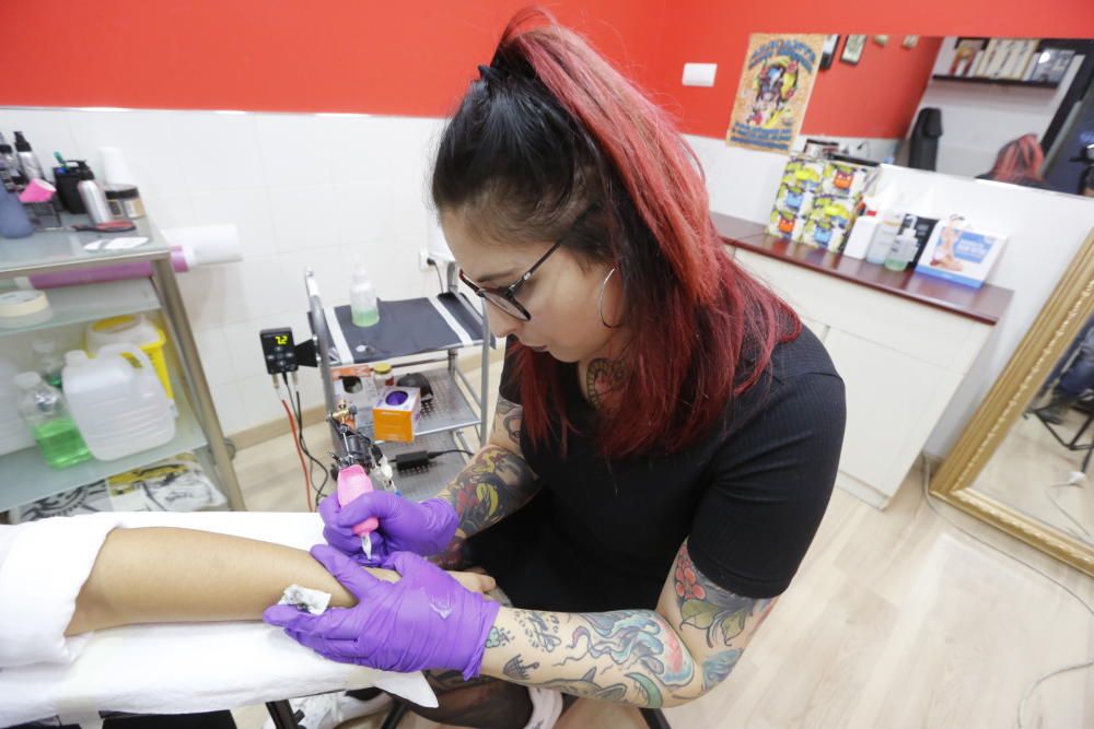 Tatuadora que participa en la convención de IFA