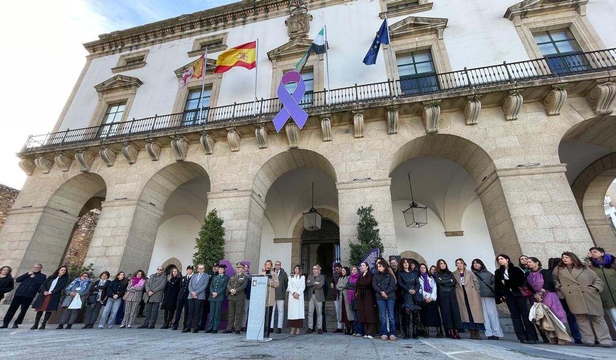 Foto de familia a las puertas del Ayuntamiento de Cáceres.