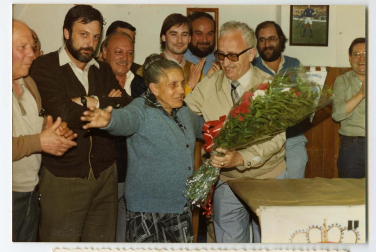Homenaje a La Pixarra. Detrás, en el centro, Eugenio Prieto.