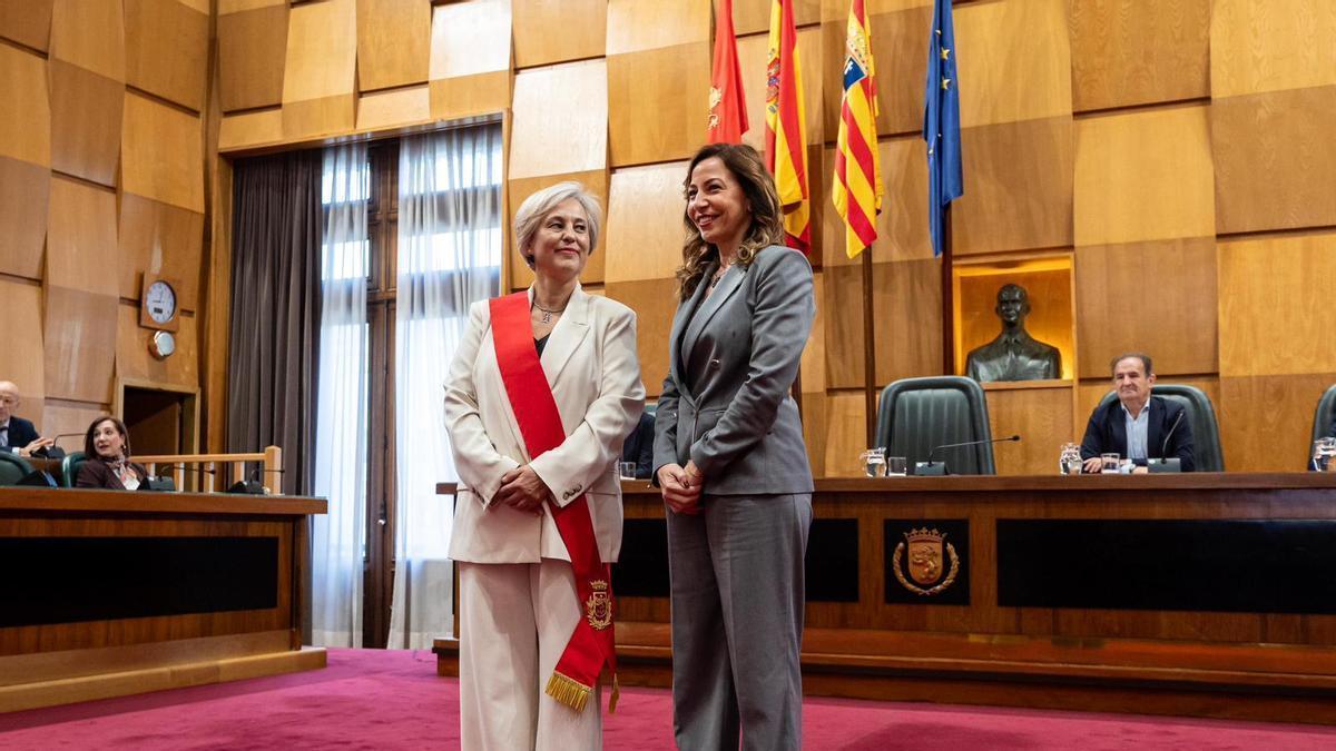 Marisa Gaspar, este lunes junto a la alcaldesa, ya como concejala del Ayuntamiento de Zaragoza.