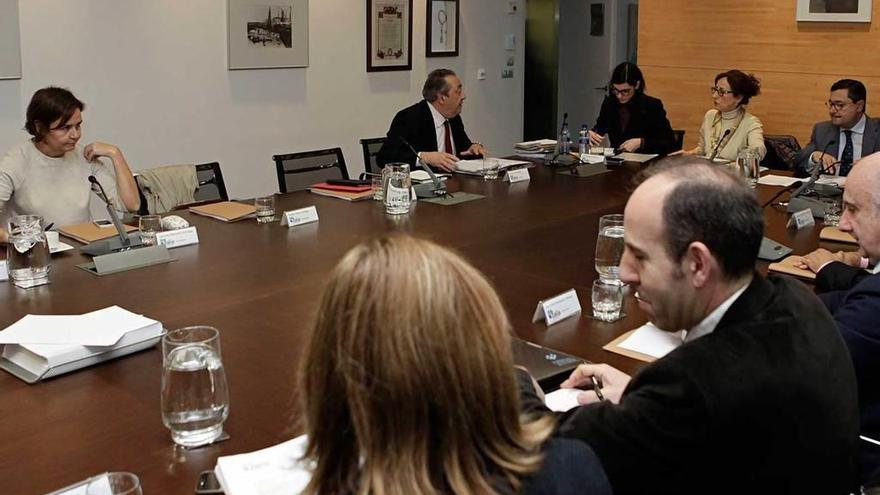 Asistentes a la reunión del consejo de administración de la Zalia, ayer, en las oficinas de El Musel.