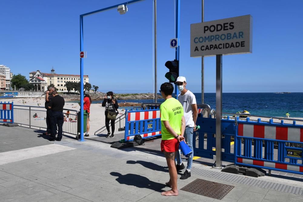 Izado de la Bandera Azul en la playa de Riazor