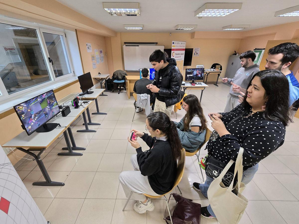 Asistentes prueban los videojuegos