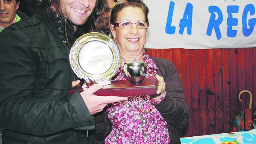 El goleador Manu Busto, premiado por la peña La Regenta