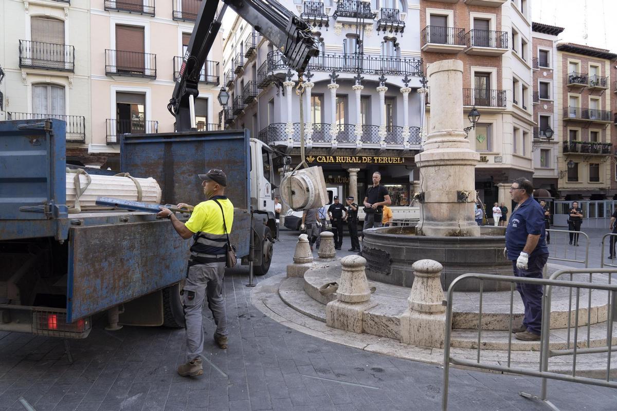 La parte de la columna caída en la fuente del Torico.