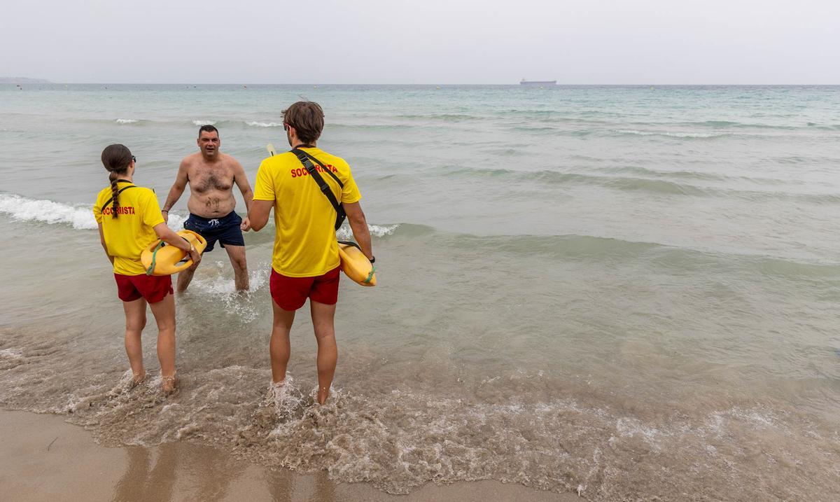 La alerta vacía el mar pero no el arenal del Postiguet