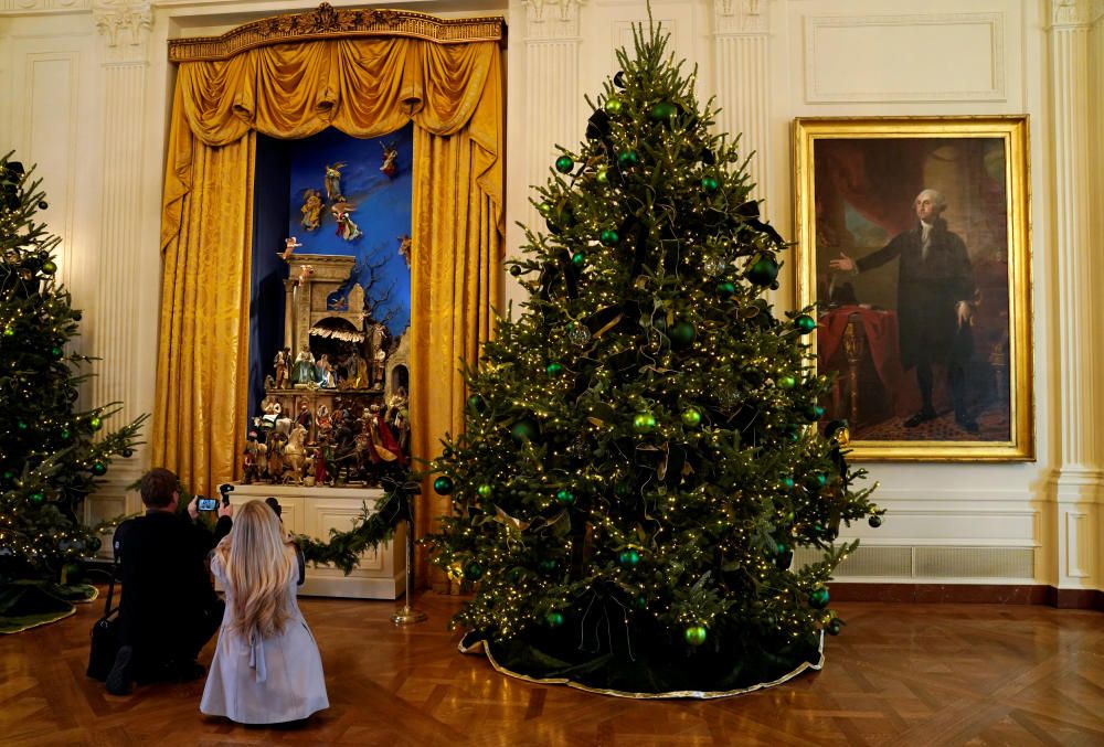 La Casa Blanca també es decora quan arriben les festes de Nadal. La primera dama, Melania Trump, és l''encarregada de mostrar als periodistes les estances decorades.