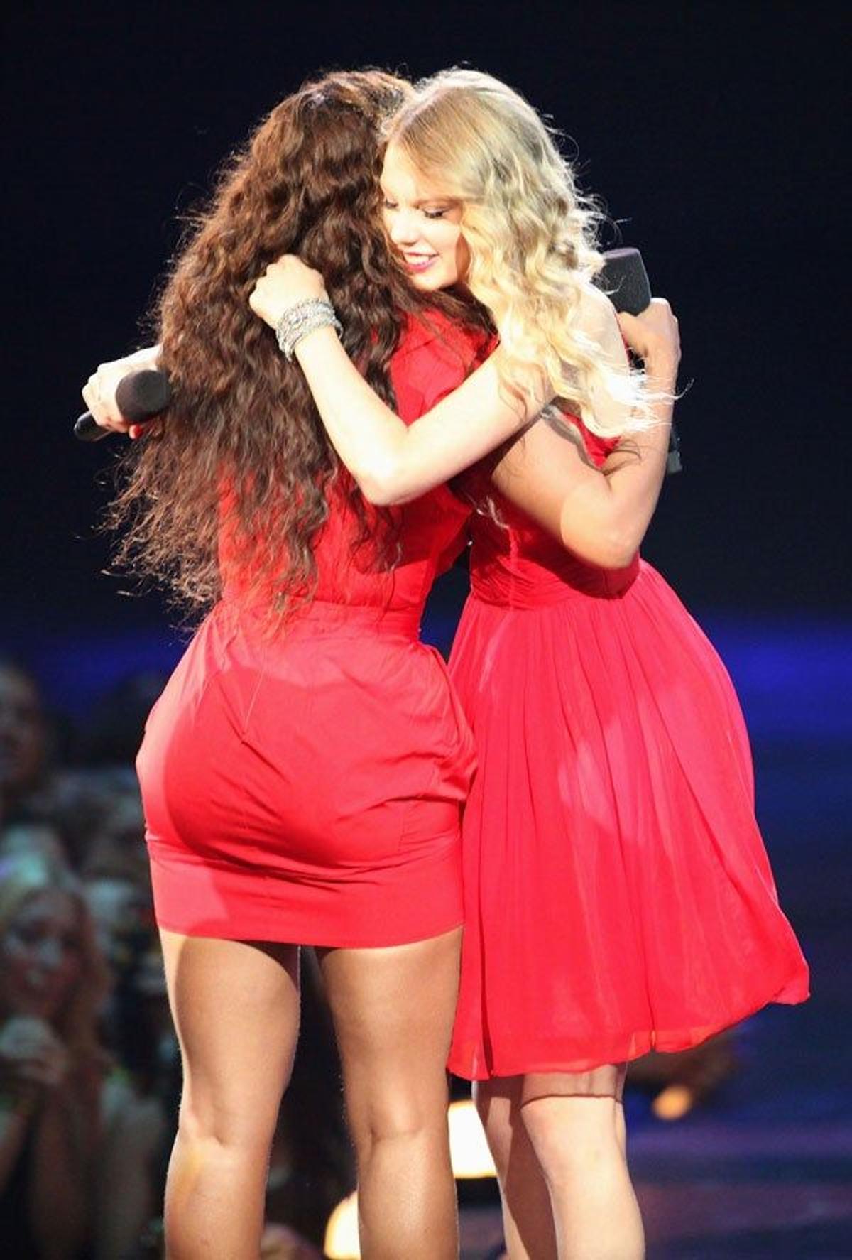 Taylor Swift y Beyoncé en una entrega de premios.
