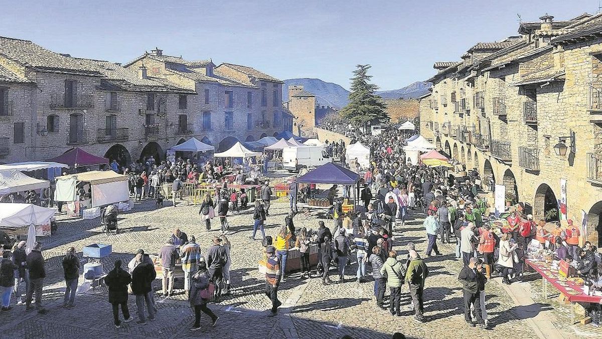 Numerosas personas en un mercado en la plaza de Aínsa, en una imagen de archivo.