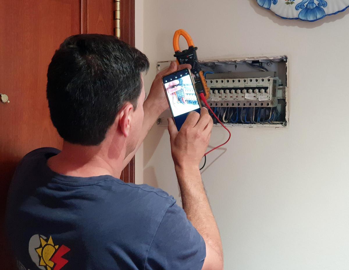 Un electricista de Vigo comprueba el cuadro eléctrico de una vivienda.