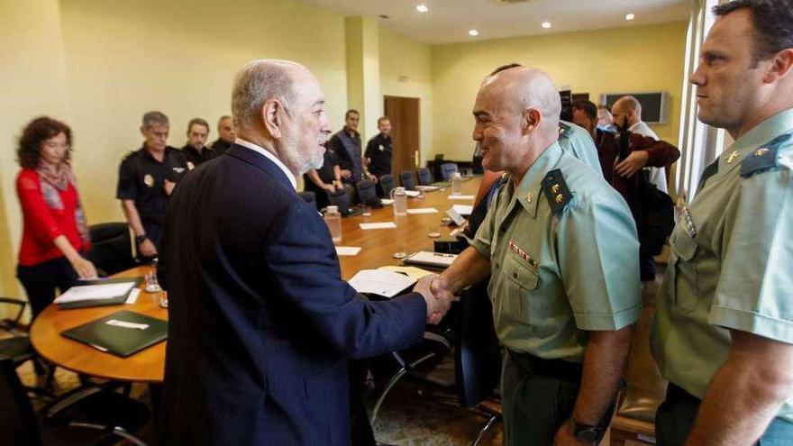 Gabino de Lorenzo, a la izquierda, saluda a un mando de la Guardia Civil en la Junta de Seguridad de ayer.