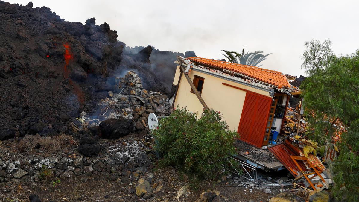 La lava arrasa decenas de casas en La Palma.