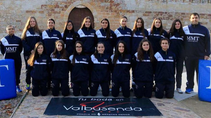 La plantilla del equipo regional femenino de balonmano patrocinado por Valbusenda.