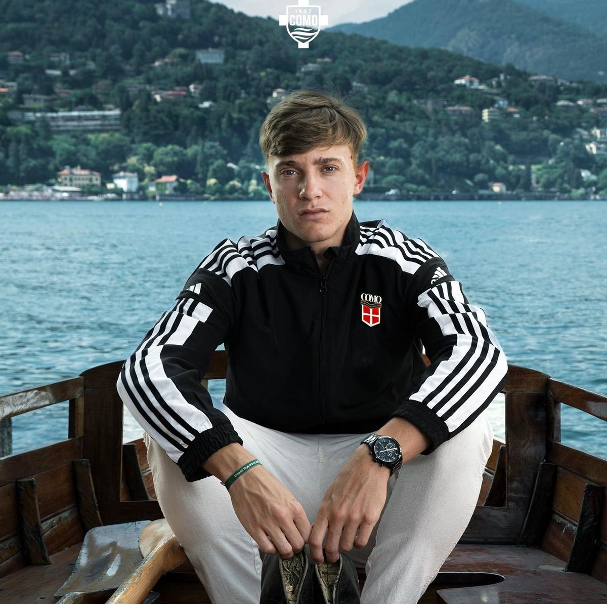 Jesús Rodríguez posa como nuevo jugador del Como 1907 en el Lago di Como