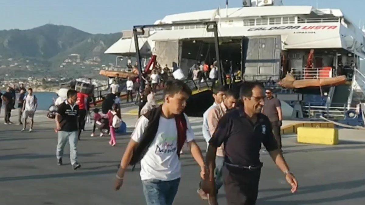 Grecia traslada a mas de mil refugiados para descongestionar campamento en Lesbos.