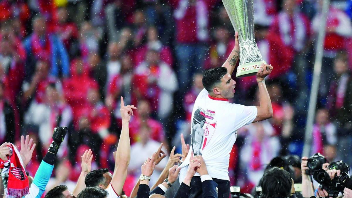José Antonio Reyes, que volvió al Sevilla en 2012, levanta la Europa League de 2016 conquistada ante el Liverpool. / L. Gillieron (Efe)