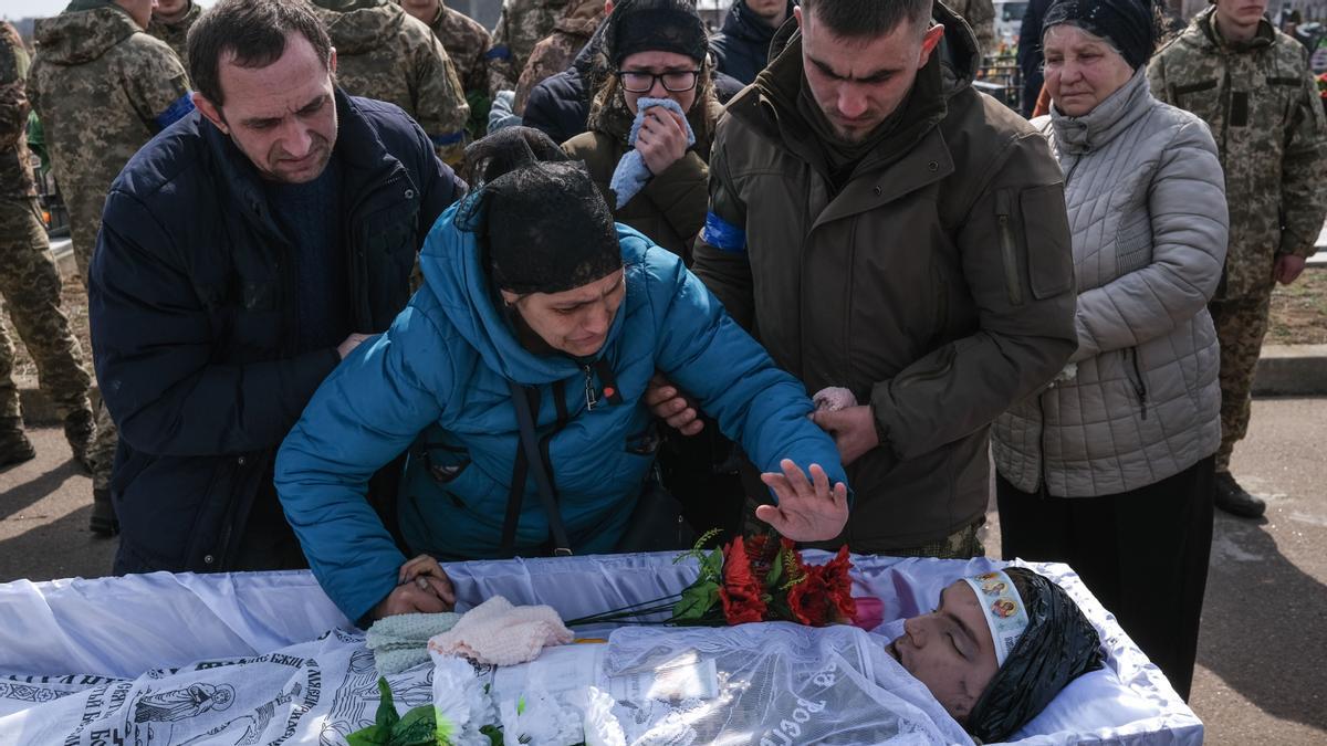 Funeral por un soldado fallecido en los combates de Mykolaiv en el cementerio de Odesa, Ucrania.