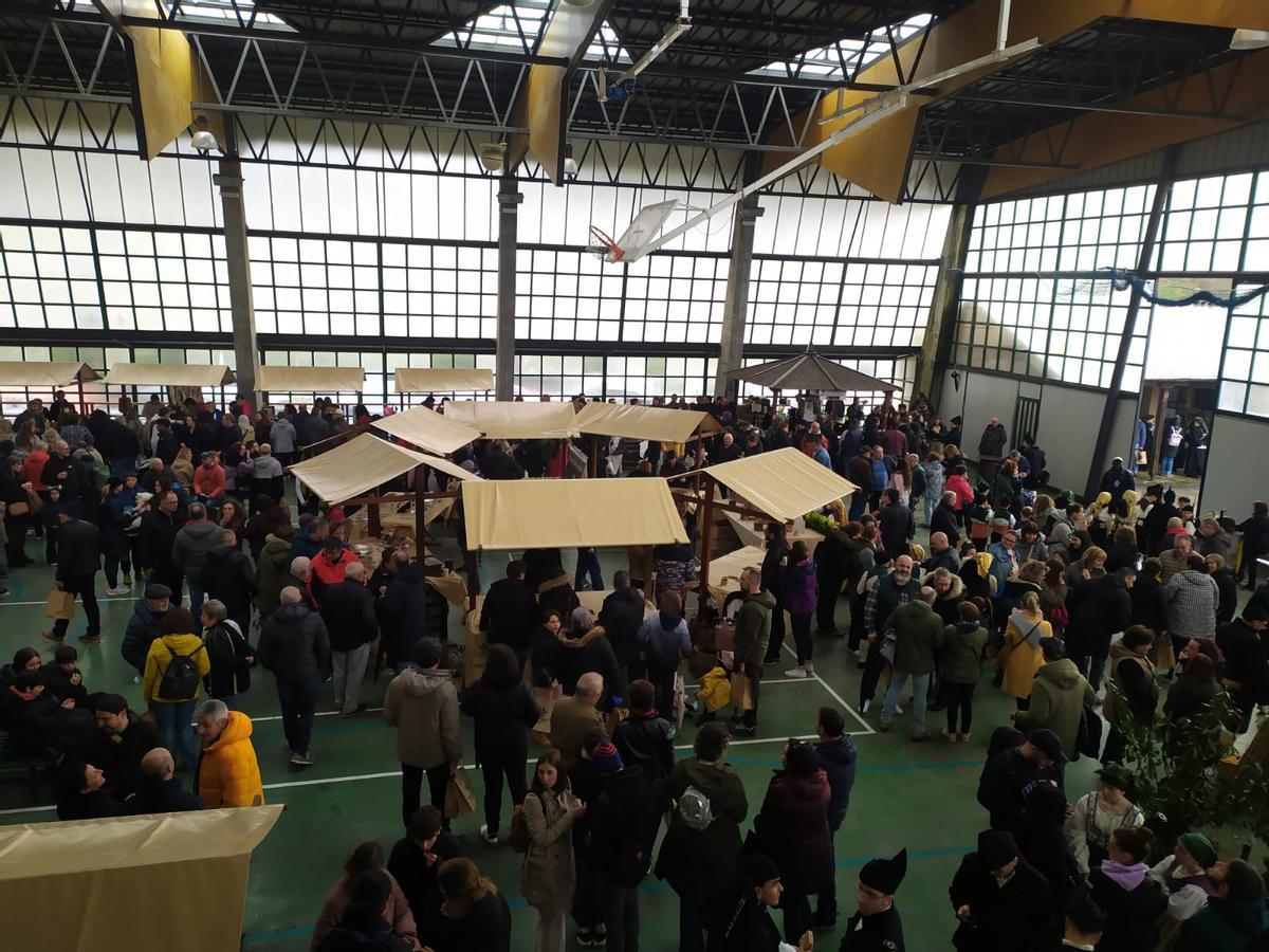 Vista del recinto donde se celebró la feria, con numeroso público.