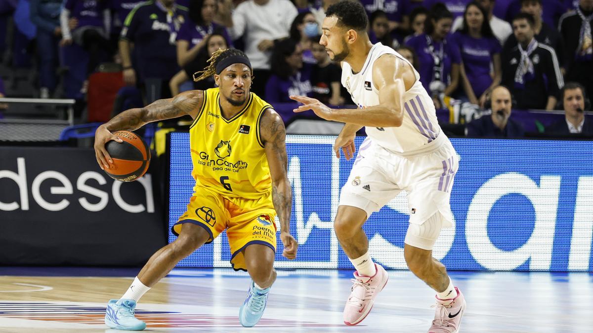 Andrew Albicy bota el balón ante la oposición de Nigel Williams-Goss en el primer duelo del Playoff el pasado sábado.