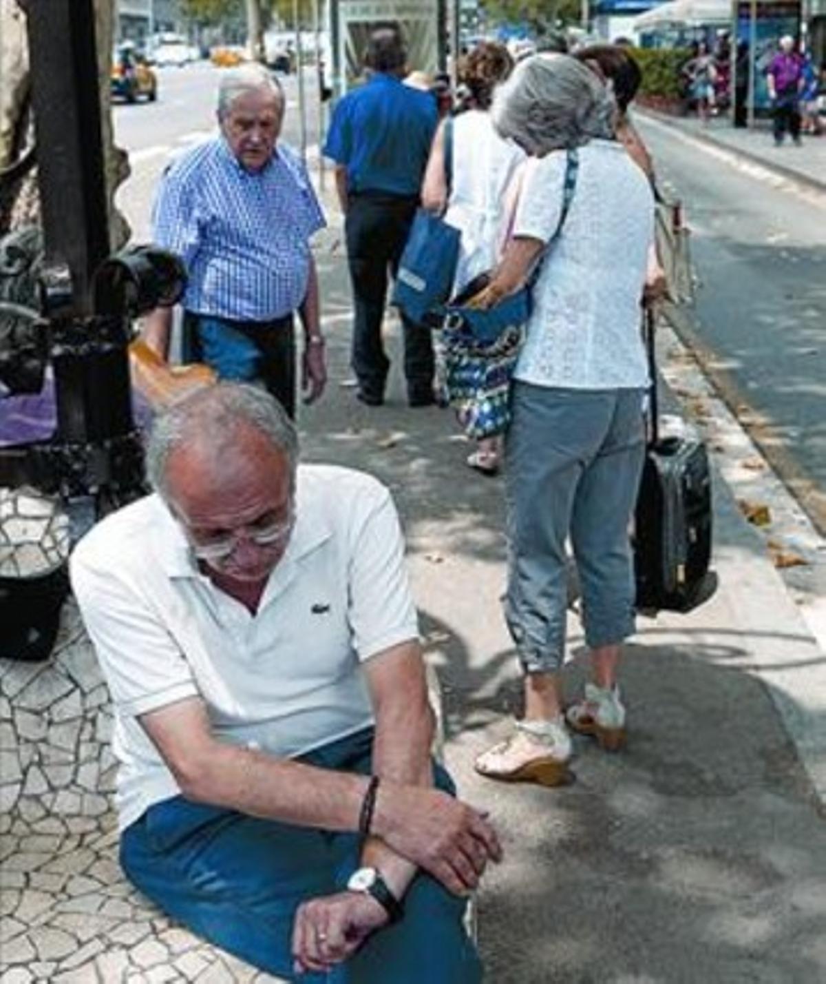 Llargues esperes, ahir, en una parada de bus del passeig de Gràcia.