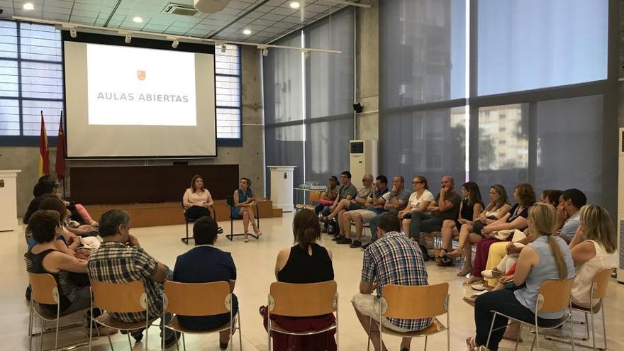 La consejera conversa con padres y madres de alumnos de aulas abiertas.