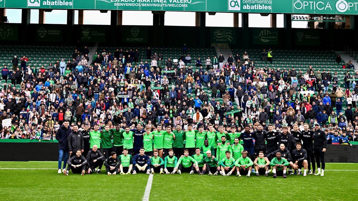La plantilla del Elche posa junto a su afición en el entrenamiento que cerró el 2024.