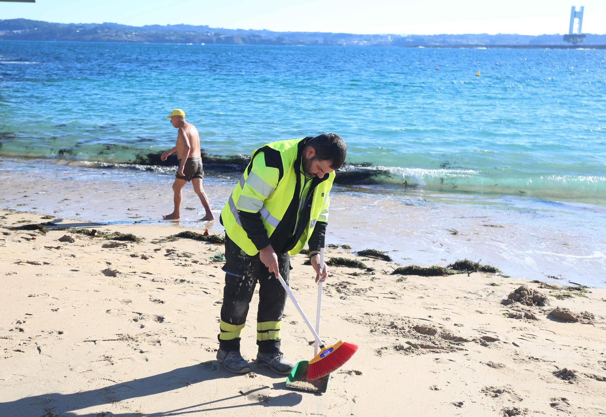 Limpieza de pélets en la playa de San Amaro de A Coruña