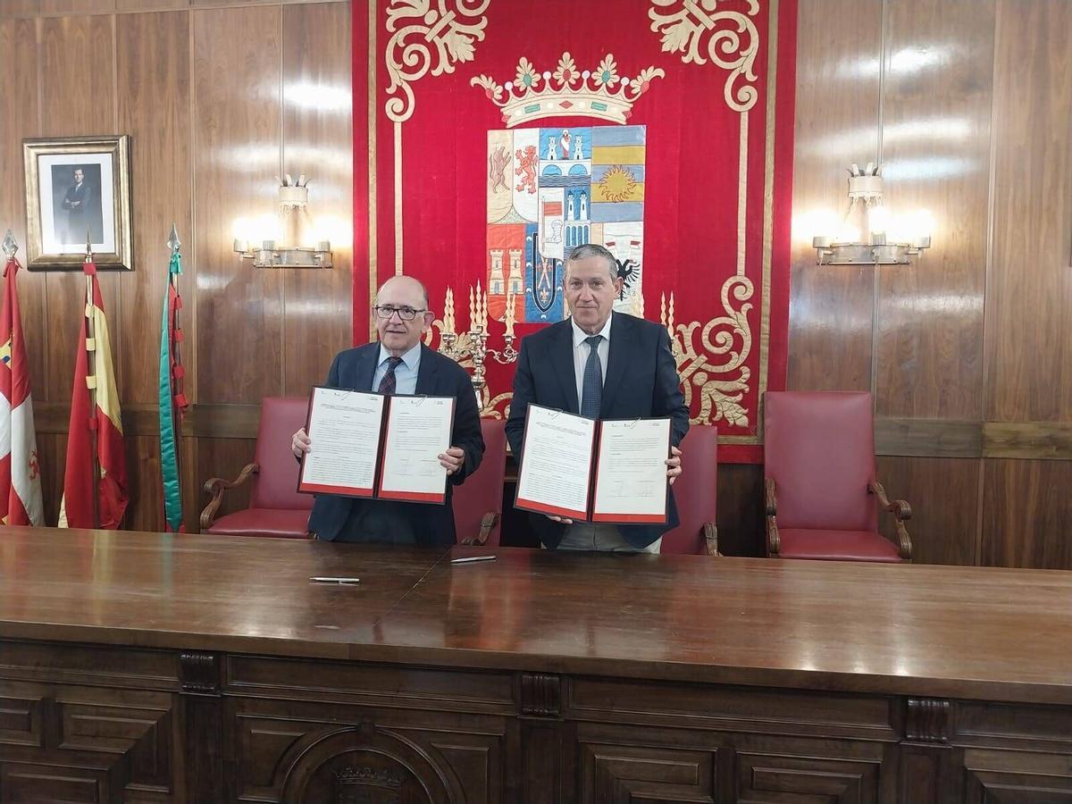 El presidente de la Diputación de Zamora, Javier Faúndez, y el consejero delegado de Somacyl, José Manuel Jiménez Blázquez, firman el encargo para la prestación del "Servicio de limpieza y actuaciones de desbroce sobre el interfaz urbano-forestal en los núcleos urbanos de la provincia de Zamora".