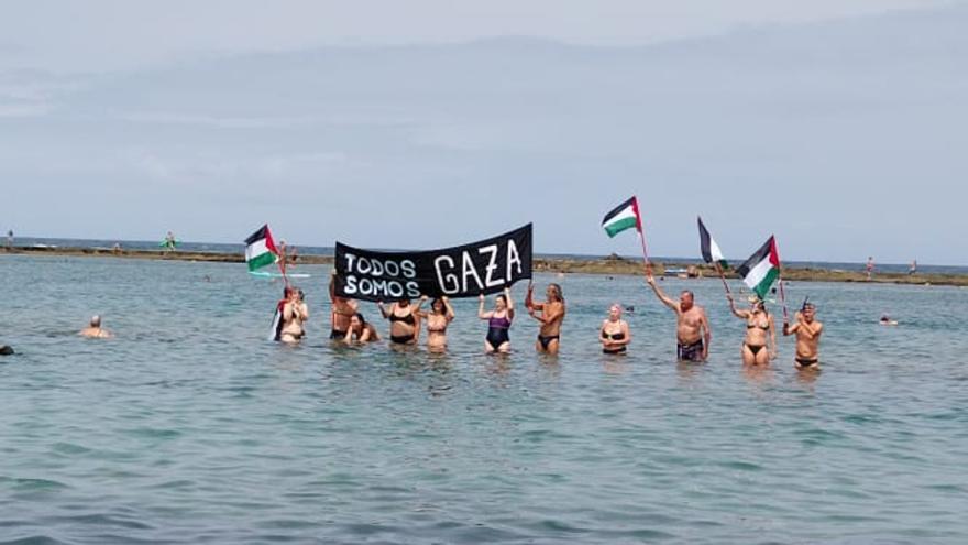 Chapuzón solidario en Las Canteras en apoyo a Gaza y en denuncia del conflicto palestino