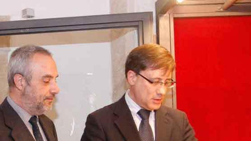 José Ángel Rivera junto a Enrique Saiz, director de Patrimonio.