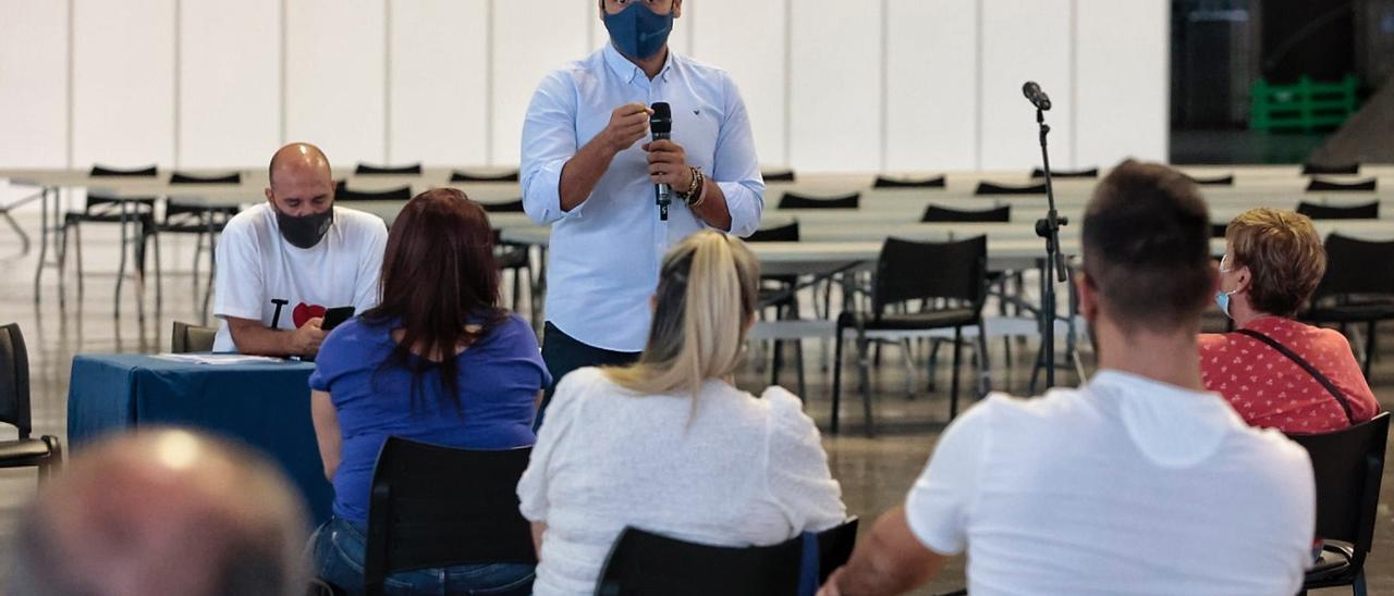 El concejal de Fiestas, en la reunión con los representantes de las murgas infantiles.