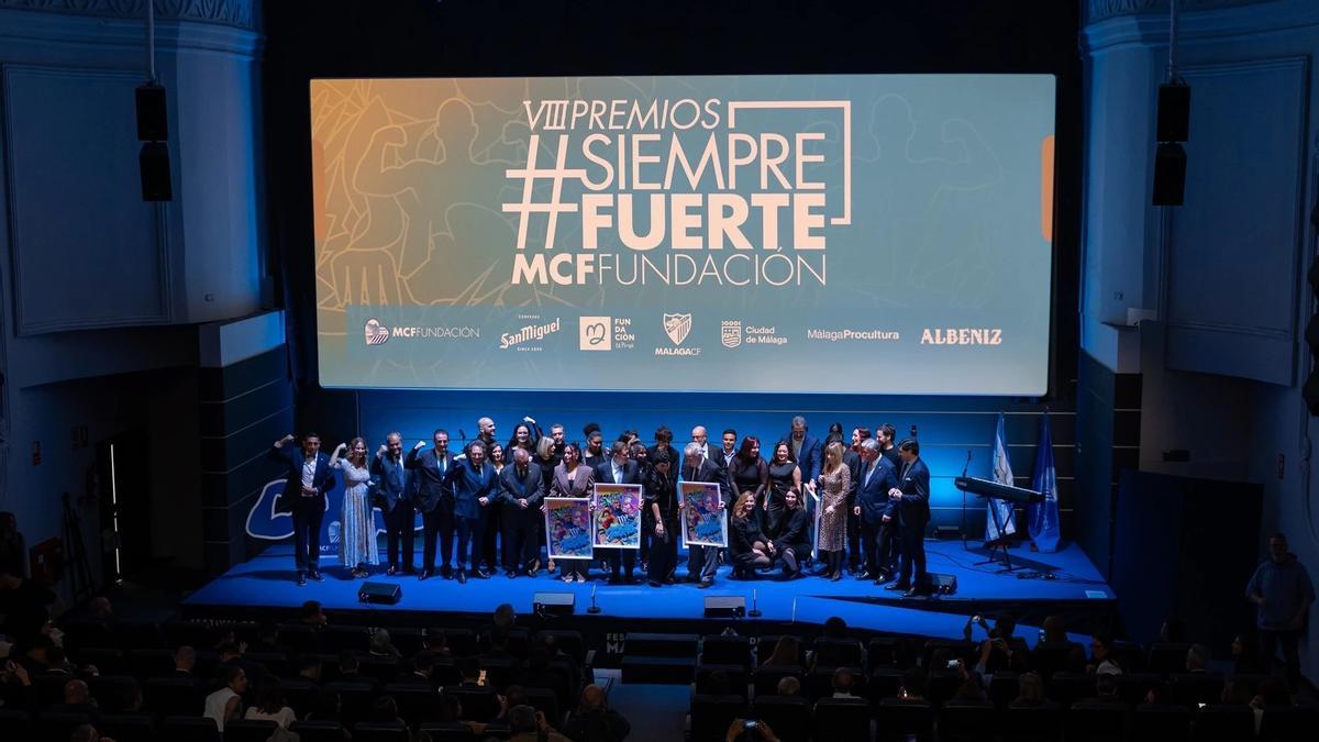 Foto de familia en la gala de los VIII Premios Siempre Fuerte.
