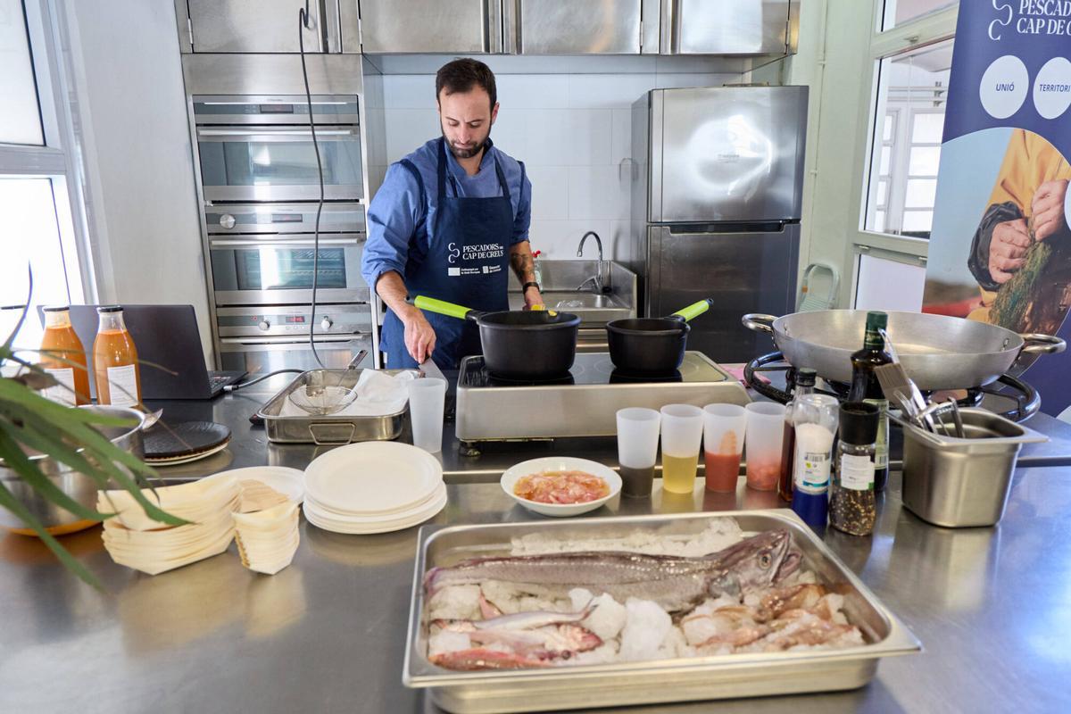 Showcooking de cuina marinera amb tast, organitzat per Inspira Gastronomia i Pescadors del Cap de Creus al mercat del Lleó