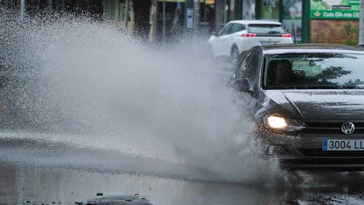 El agua de la lluvia corre por los barrancos de Santa Cruz de Tenerife