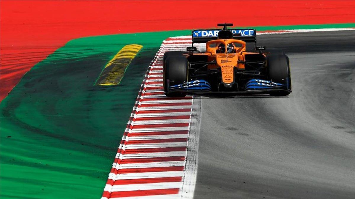 Carlos Sainz pilotando su McLaren en el GP de España