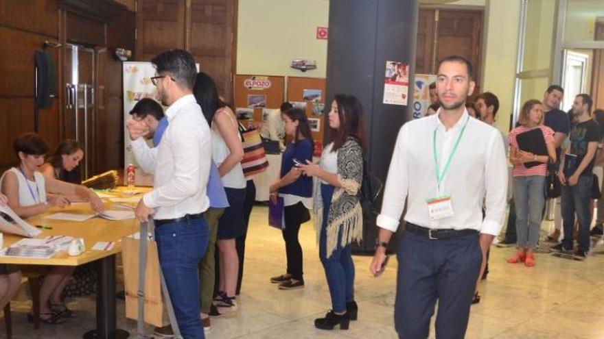 Los participantes hacen cola para inscribirse