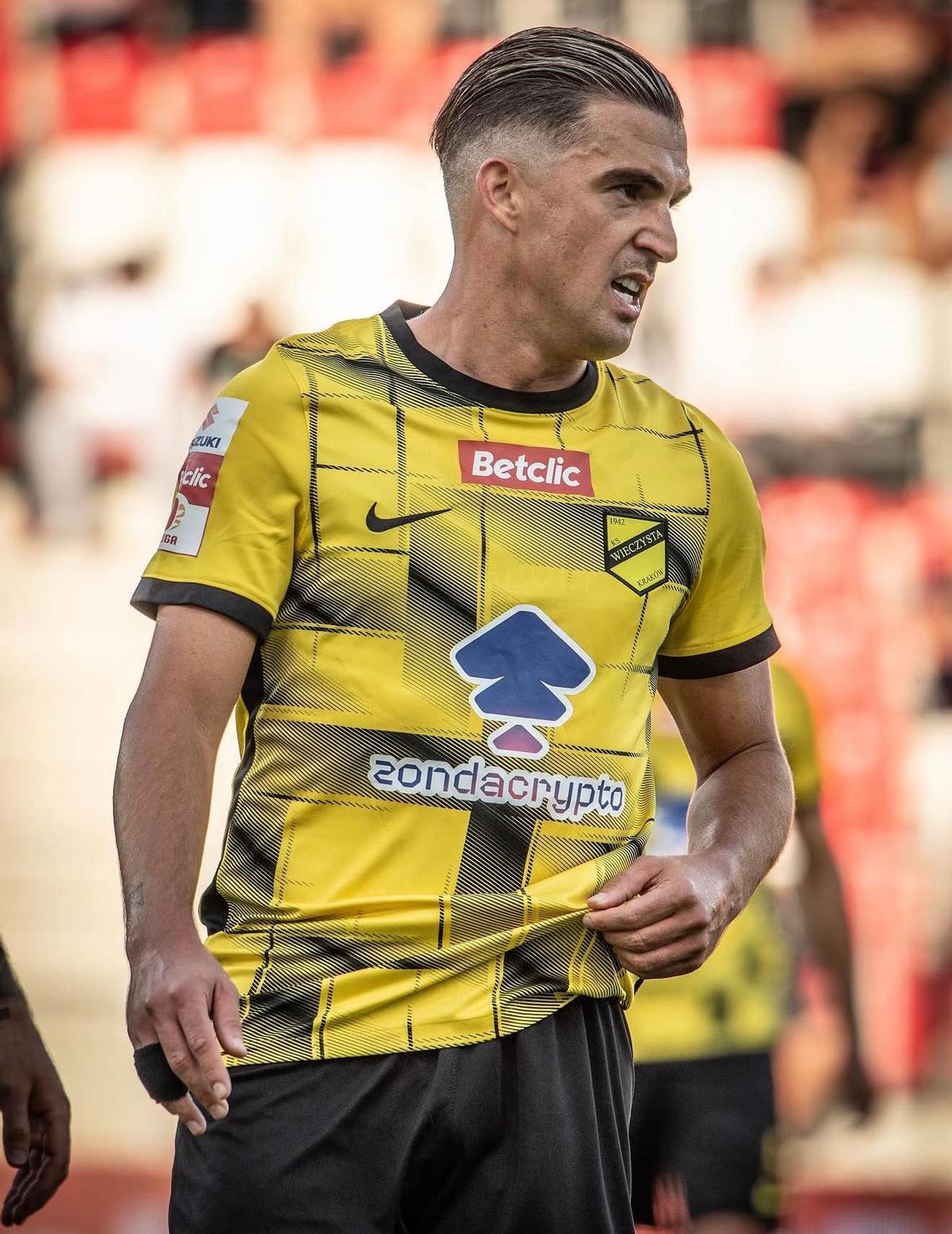 Carlitos, durante un partido con el Wieczysta Krakow polaco.