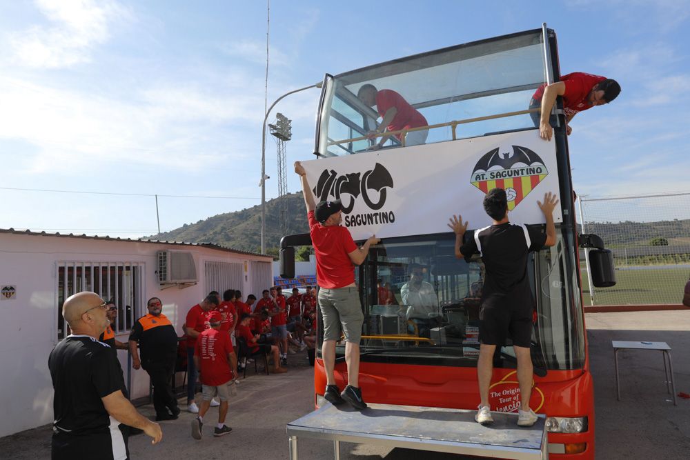 El Saguntino festeja su vuelta a Segunda División.