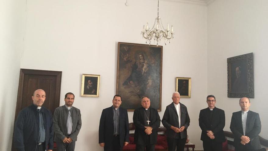 El obispo Mazuelos con los miembros del Consejo Episcopal.